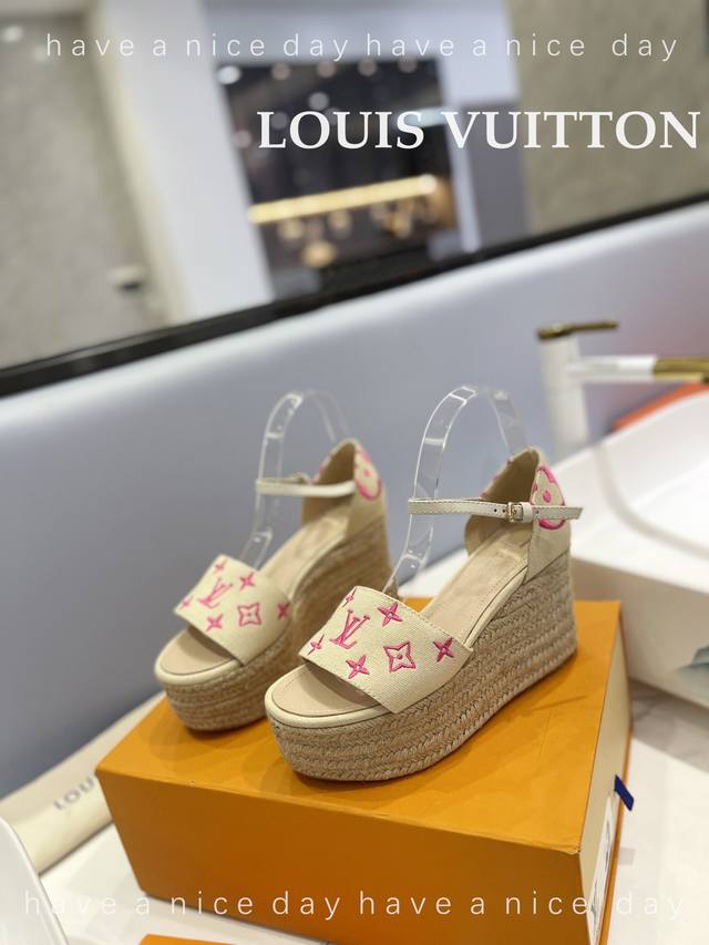 出厂价 Loui*Vuitton 最新走秀款厚底凉鞋 香港原版购入一比一开模 今年的款式比去年增加了老花原素 显得更为大牌 牛仔布面款 内里垫脚全羊皮 水台原版