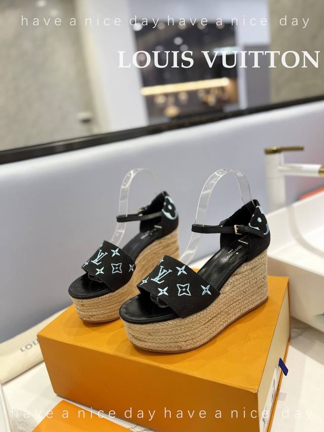 出厂价 Loui*Vuitton 最新走秀款厚底凉鞋 香港原版购入一比一开模 今年的款式比去年增加了老花原素 显得更为大牌 牛仔布面款 内里垫脚全羊皮 水台原版