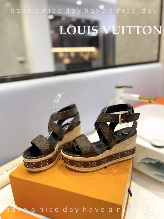 出厂价 Louis Vuitton 最新走秀款厚底凉鞋 香港原版购入一比一开模 今年的款式比去年增加了老花原素 显得更为大牌 皮面款采用原版仿旧打蜡牛皮 内里垫