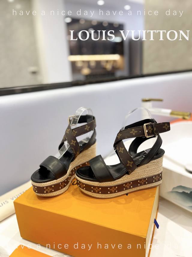 出厂价 Louis Vuitton 最新走秀款厚底凉鞋 香港原版购入一比一开模 今年的款式比去年增加了老花原素 显得更为大牌 皮面款采用原版仿旧打蜡牛皮 内里垫