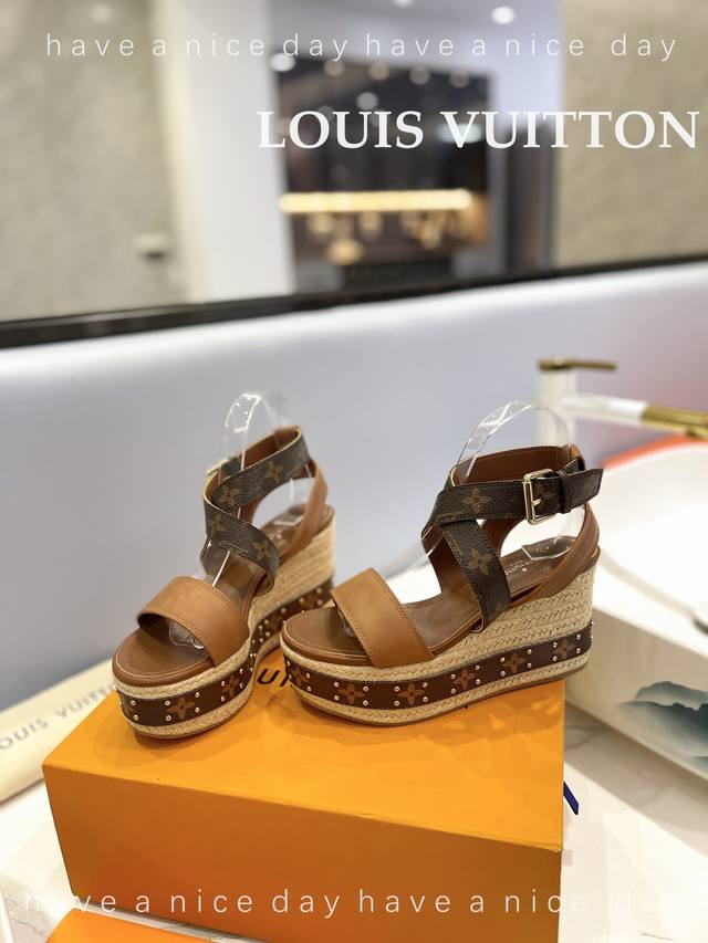 出厂价 Louis Vuitton 最新走秀款厚底凉鞋 香港原版购入一比一开模 今年的款式比去年增加了老花原素 显得更为大牌 皮面款采用原版仿旧打蜡牛皮 内里垫