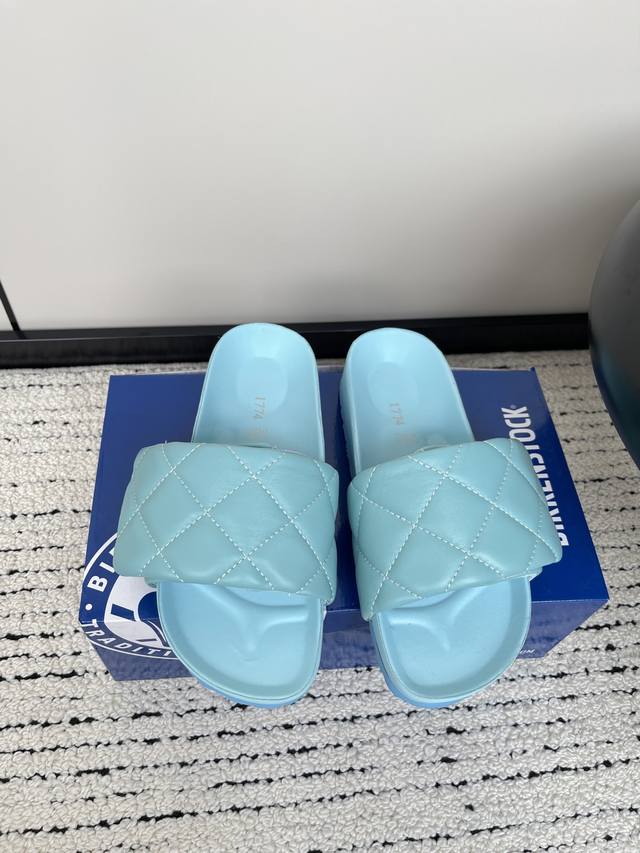 Birkenstock 24Ss 电绣拖鞋 产品全面升级 底床更舒服 垫脚皮全部机器压贴上去的 细节效果做到更好 对标官网 鞋面牛皮 内里羊皮 原版橡胶大底 S