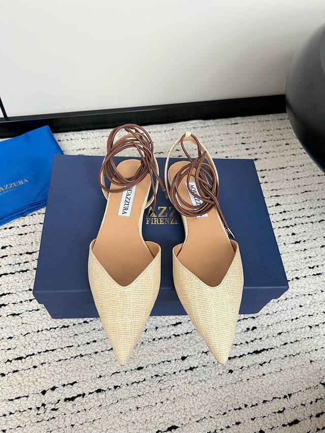 Aquazzura 菠萝 春夏新品胶片水晶钻后空凉鞋 王室贵族的钟爱 雍容华贵 气质高雅 别致的水钻饰扣 夏天穿这种blingbling的鞋子真的绝美女孩子真的