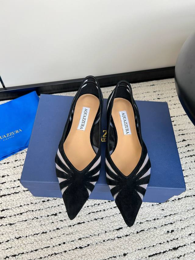 Aquazzura 菠萝 春夏新品胶片水晶钻后空凉鞋 王室贵族的钟爱 雍容华贵 气质高雅 别致的水钻饰扣 夏天穿这种blingbling的鞋子真的绝美女孩子真的