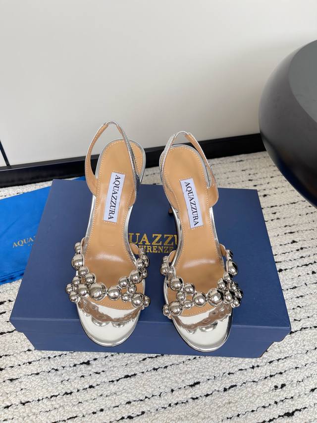 Aquazzura 菠萝 春夏新品胶片水晶钻后空凉鞋 王室贵族的钟爱 雍容华贵 气质高雅 别致的水钻饰扣 夏天穿这种blingbling的鞋子真的绝美女孩子真的