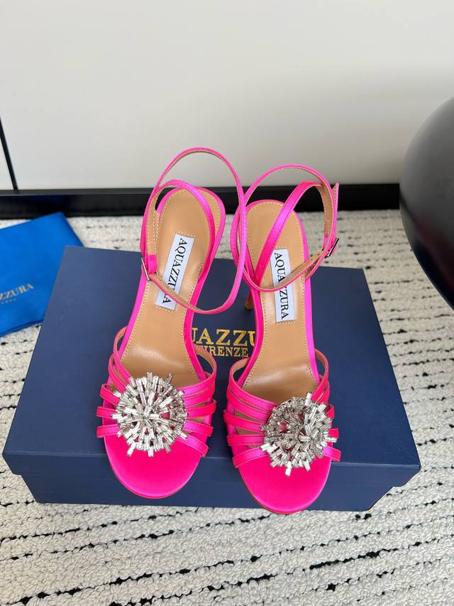 Aquazzura 菠萝 春夏新品胶片水晶钻后空凉鞋 王室贵族的钟爱 雍容华贵 气质高雅 别致的水钻饰扣 夏天穿这种blingbling的鞋子真的绝美女孩子真的