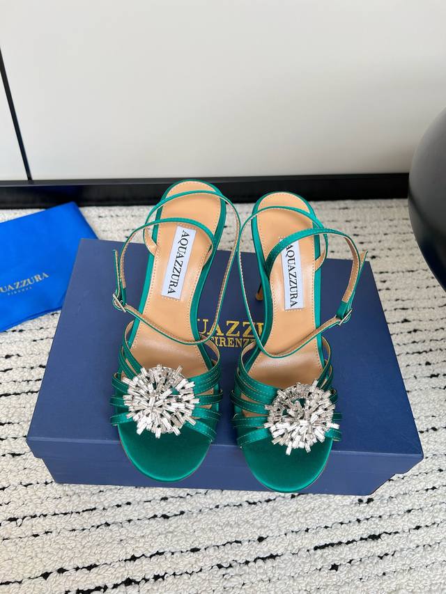 Aquazzura 菠萝 春夏新品胶片水晶钻后空凉鞋 王室贵族的钟爱 雍容华贵 气质高雅 别致的水钻饰扣 夏天穿这种blingbling的鞋子真的绝美女孩子真的