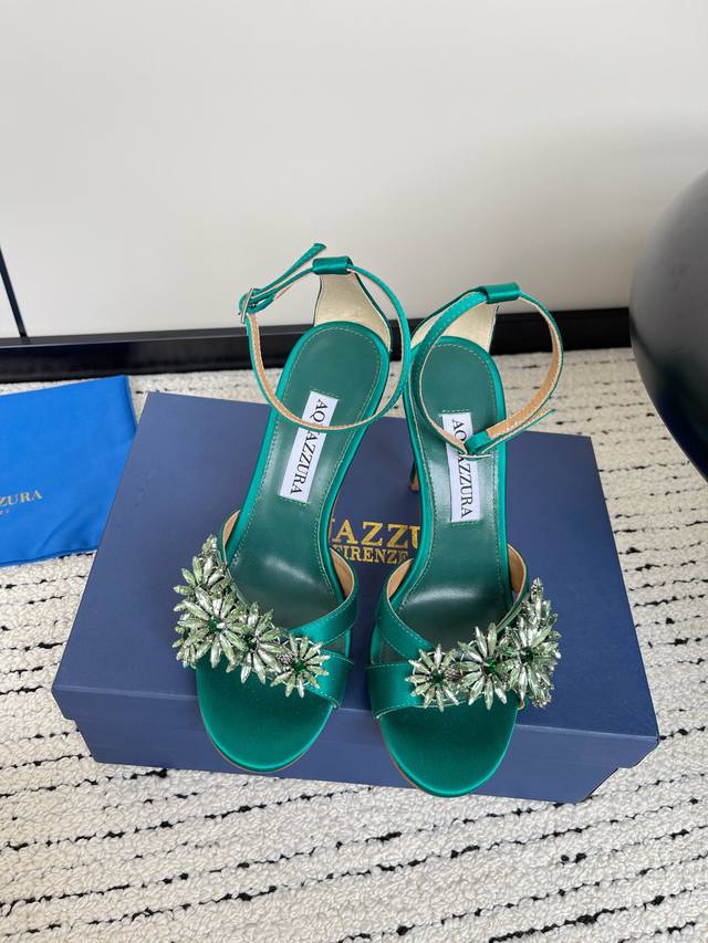 Aquazzura 菠萝 春夏新品胶片水晶钻后空凉鞋 王室贵族的钟爱 雍容华贵 气质高雅 别致的水钻饰扣 夏天穿这种blingbling的鞋子真的绝美女孩子真的