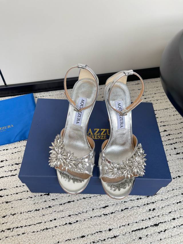 Aquazzura 菠萝 春夏新品胶片水晶钻后空凉鞋 王室贵族的钟爱 雍容华贵 气质高雅 别致的水钻饰扣 夏天穿这种blingbling的鞋子真的绝美女孩子真的