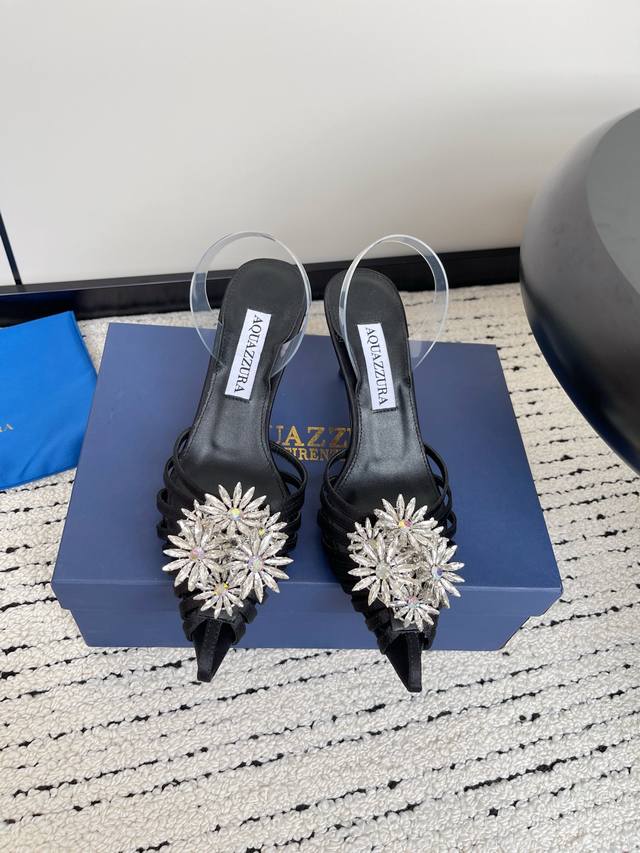 Aquazzura 菠萝 春夏新品胶片水晶钻后空凉鞋 王室贵族的钟爱 雍容华贵 气质高雅 别致的水钻饰扣 夏天穿这种blingbling的鞋子真的绝美女孩子真的