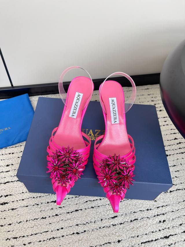 Aquazzura 菠萝 春夏新品胶片水晶钻后空凉鞋 王室贵族的钟爱 雍容华贵 气质高雅 别致的水钻饰扣 夏天穿这种blingbling的鞋子真的绝美女孩子真的