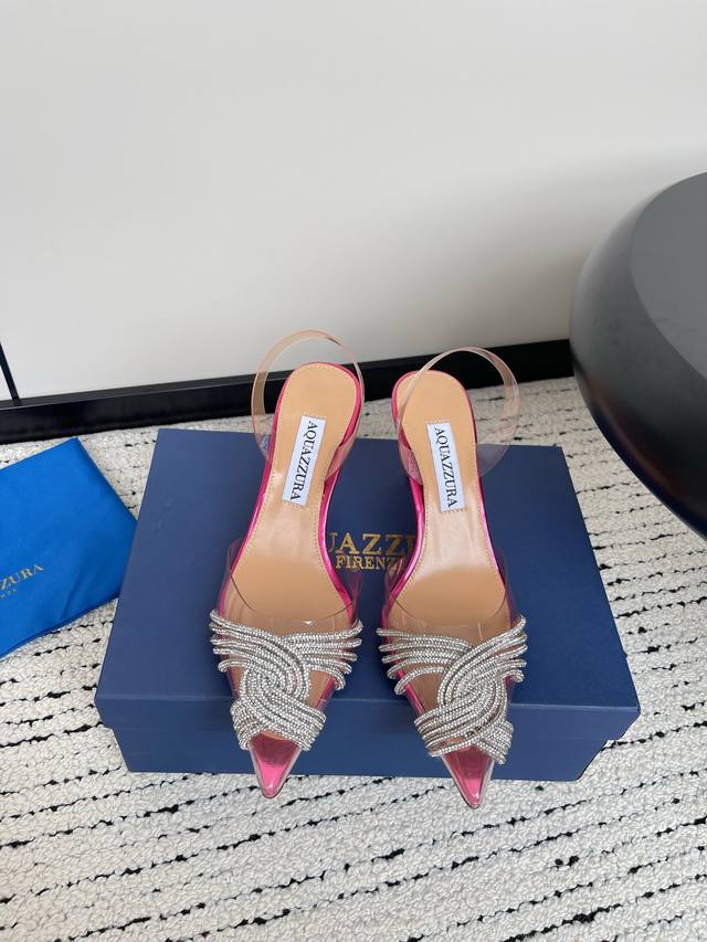 Aquazzura 菠萝 春夏新品胶片水晶钻后空凉鞋 王室贵族的钟爱 雍容华贵 气质高雅 别致的水钻饰扣 夏天穿这种blingbling的鞋子真的绝美女孩子真的