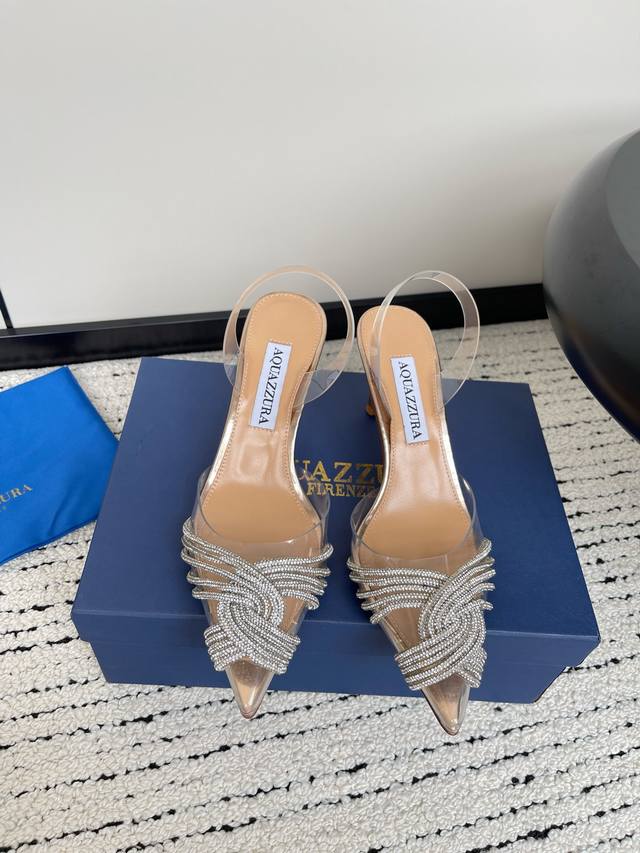 Aquazzura 菠萝 春夏新品胶片水晶钻后空凉鞋 王室贵族的钟爱 雍容华贵 气质高雅 别致的水钻饰扣 夏天穿这种blingbling的鞋子真的绝美女孩子真的