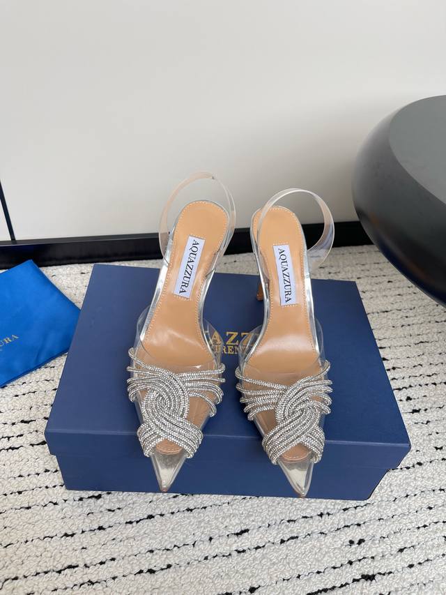 Aquazzura 菠萝 春夏新品胶片水晶钻后空凉鞋 王室贵族的钟爱 雍容华贵 气质高雅 别致的水钻饰扣 夏天穿这种blingbling的鞋子真的绝美女孩子真的