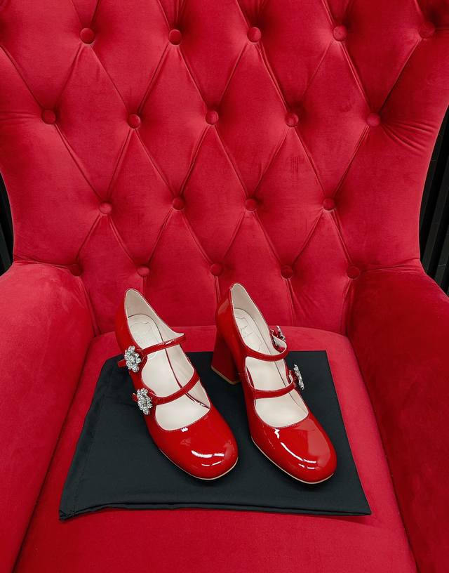 顶级品质 Roger Vivier Fw24 Mew Arrival Rv 2024春夏玛丽珍新品 俏皮减龄又不失高级感 富家千金即视感 鞋面漆皮 内里小羊皮