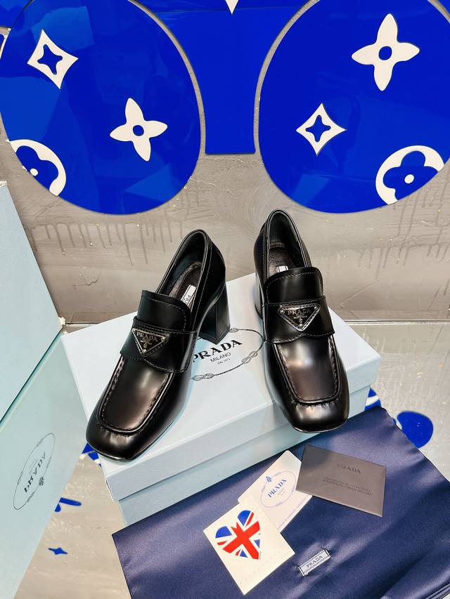 出厂价 Prada 凉鞋 单鞋普拉达春夏新品 顶级版本 实力来袭 Prada Glow限时店很闪亮的单品 玛丽珍单鞋 超级爆系列爆品 各大网红明星乔欣 程潇 刘