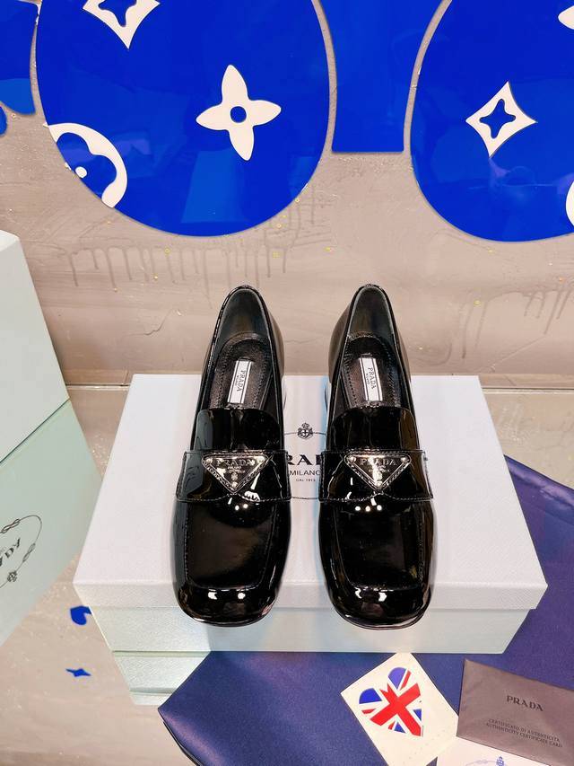 出厂价 Prada 凉鞋 单鞋普拉达春夏新品 顶级版本 实力来袭 Prada Glow限时店很闪亮的单品 玛丽珍单鞋 超级爆系列爆品 各大网红明星乔欣 程潇 刘