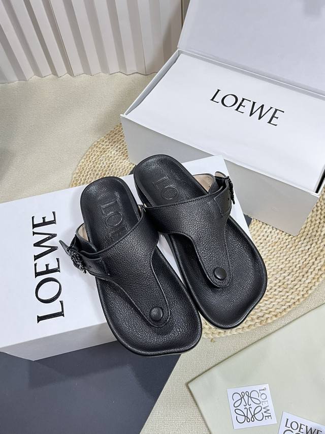 出厂价: 男+10 情侣款 罗意威 Loewe开春新款 凉拖鞋 Ease三连花瓣头 全皮包裹博肯鞋 羊皮材质 舒适度极高 非常具有辨识度 美貌与实用并存舒适而不