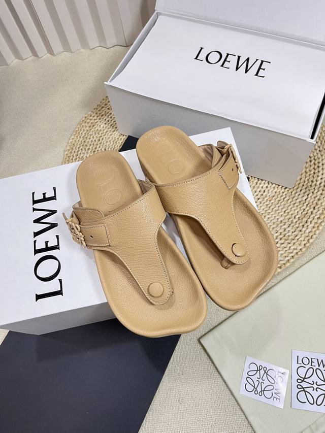 出厂价: 男+10 情侣款 罗意威 Loewe开春新款 凉拖鞋 Ease三连花瓣头 全皮包裹博肯鞋 羊皮材质 舒适度极高 非常具有辨识度 美貌与实用并存舒适而不