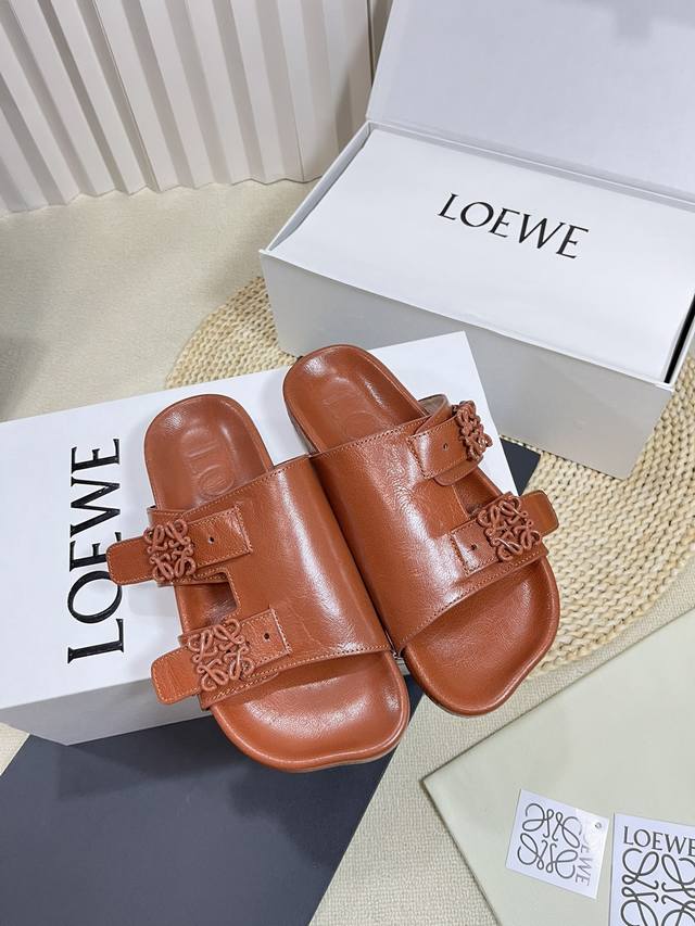 出厂价: 男+10 情侣款 罗意威 Loewe开春新款 凉拖鞋 Ease三连花瓣头 全皮包裹博肯鞋 羊皮材质 舒适度极高 非常具有辨识度 美貌与实用并存舒适而不