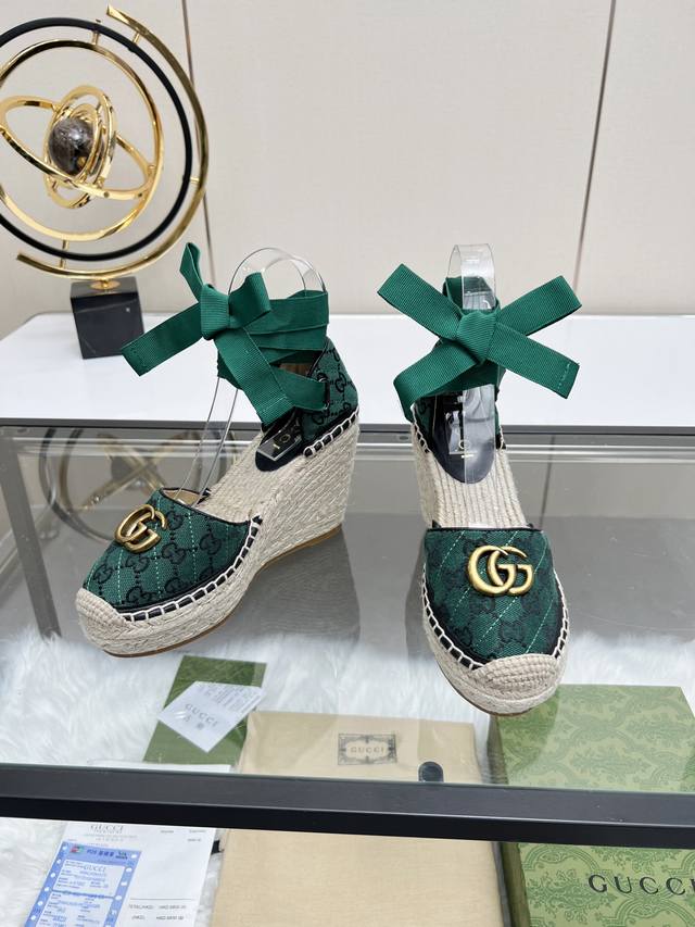 冲量价: Gucci 古奇坡跟渔夫凉鞋 厚底草编 高端品质 面料：双g面料电绣 内里：混种羊皮里 码数：35～42 颜色：墨绿色 各位新老客户图片已经更新请转图