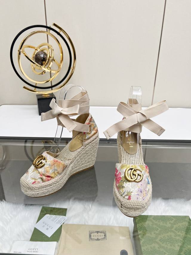 冲量价: Gucci 古奇坡跟渔夫凉鞋 厚底草编 高端品质 面料：双g面料电绣 内里：混种羊皮里 码数：35～42 颜色：墨绿色 各位新老客户图片已经更新请转图