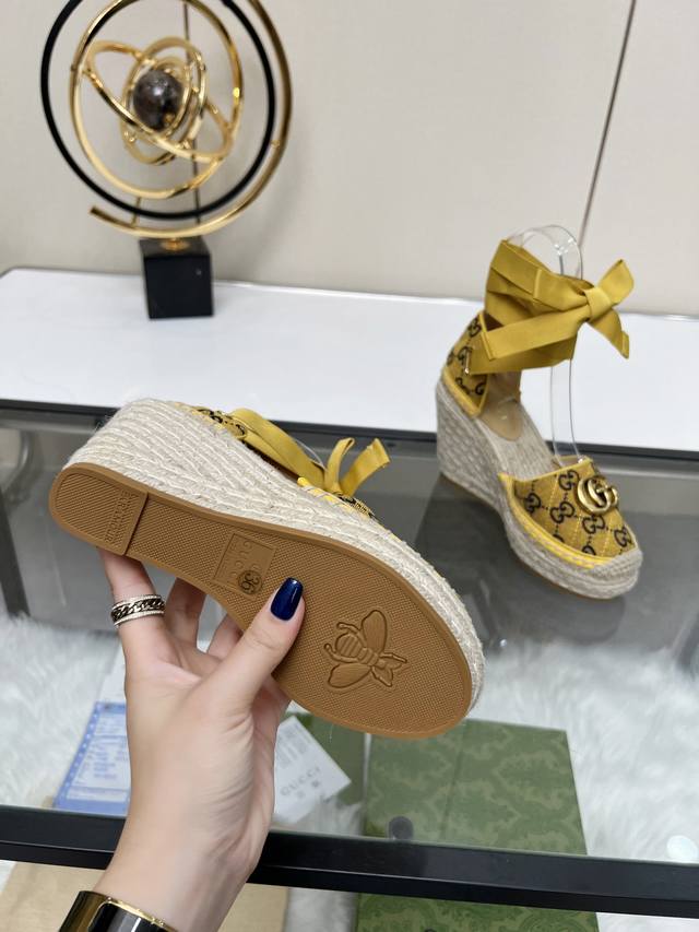 冲量价: Gucci 古奇坡跟渔夫凉鞋 厚底草编 高端品质 面料：双g面料电绣 内里：混种羊皮里 码数：35～42 颜色：墨绿色 各位新老客户图片已经更新请转图