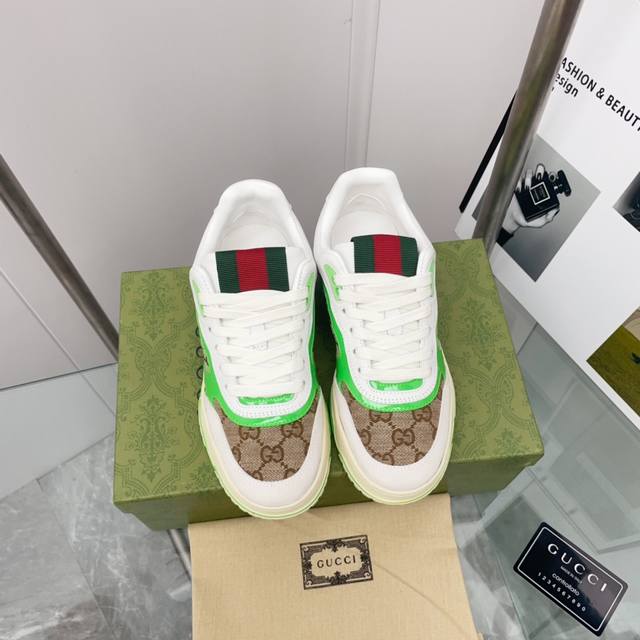 顶级版本gucci 古驰新款 复古做旧效果运动鞋 小白鞋 板鞋 情侣款乐福鞋最新爆款 专柜购买原版一比一打造 所有细节 材料 全部跟你在专柜买到的都一样 独家原