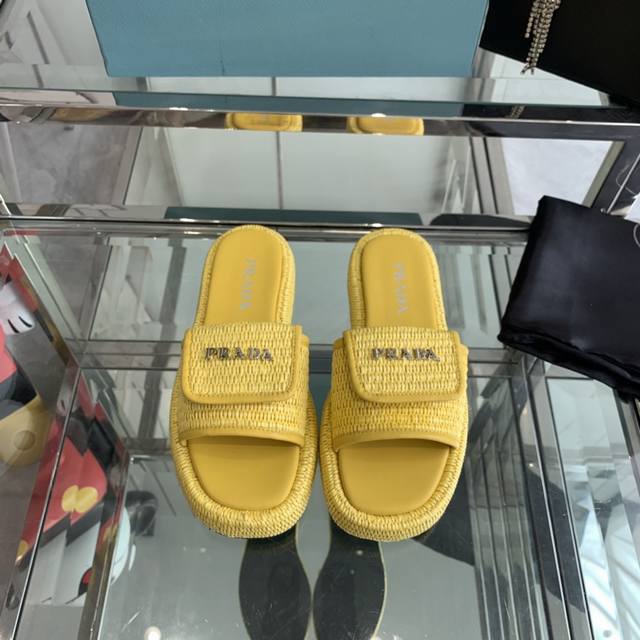 Prada 普拉达 2024Ss 拉菲草编织拖鞋鞋 今年流行的草编系列，懒人必备拖鞋上脚是如此的好看 让整双鞋轻便舒适鲜艳色彩满足不同风格时髦人士的多种选择 鞋