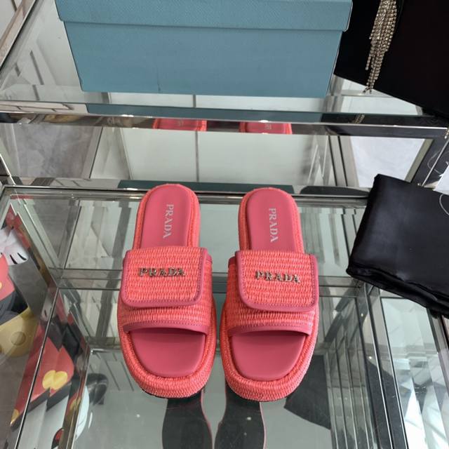 Prada 普拉达 2024Ss 拉菲草编织拖鞋鞋 今年流行的草编系列，懒人必备拖鞋上脚是如此的好看 让整双鞋轻便舒适鲜艳色彩满足不同风格时髦人士的多种选择 鞋