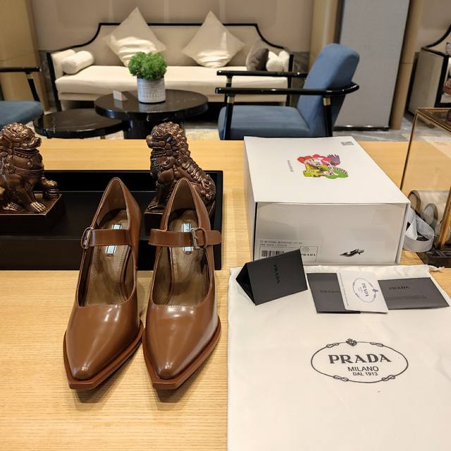 顶级包装配套最高版本 Prada 2024普拉达新品， 顶级版本 实力来袭！ Prada24Ss“T台秀款”,订购会最火爆的大粗跟,坡跟单鞋系列。 原版顶级开边