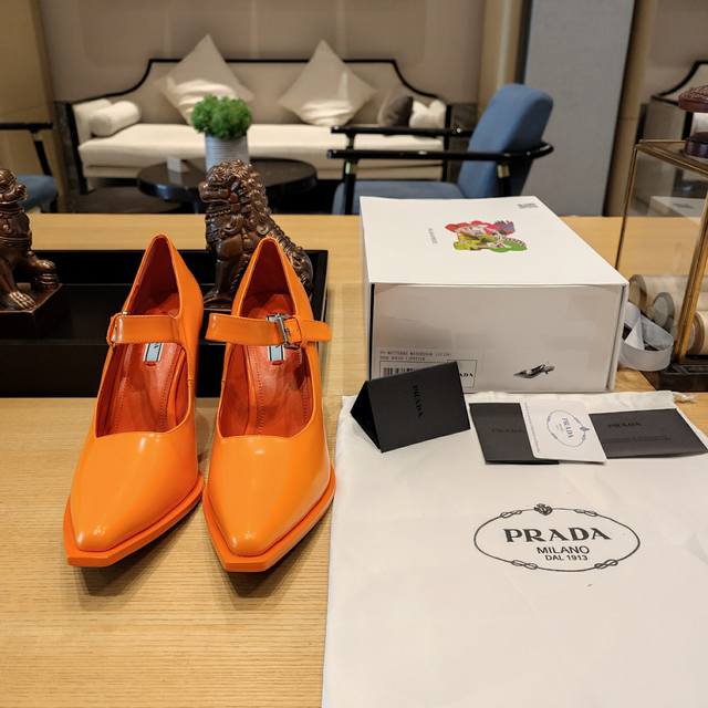 顶级包装配套最高版本 Prada 2024普拉达新品， 顶级版本 实力来袭！ Prada24Ss“T台秀款”,订购会最火爆的大粗跟,坡跟单鞋系列。 原版顶级开边