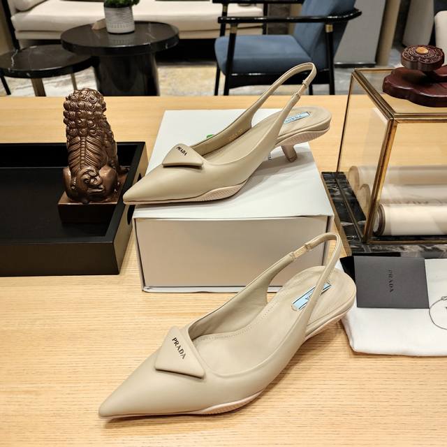 猫跟成形底穆勒鞋 顶级包装配套最高版本 Prada 普拉达春夏新品， 顶级版本 实力来袭！官方原版全羊皮填充棉升级版。 混种羊皮面料是去年的开边珠款式的升级款。