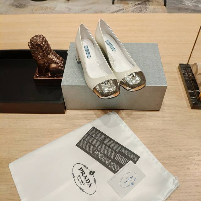 顶级包装配套最高版本 Prada 普拉达新品， 顶级版本 实力来袭！Prada Glow限时店很闪亮的单品 原版鞋头玛丽珍单鞋形状圆形铁头 系列： “Prada