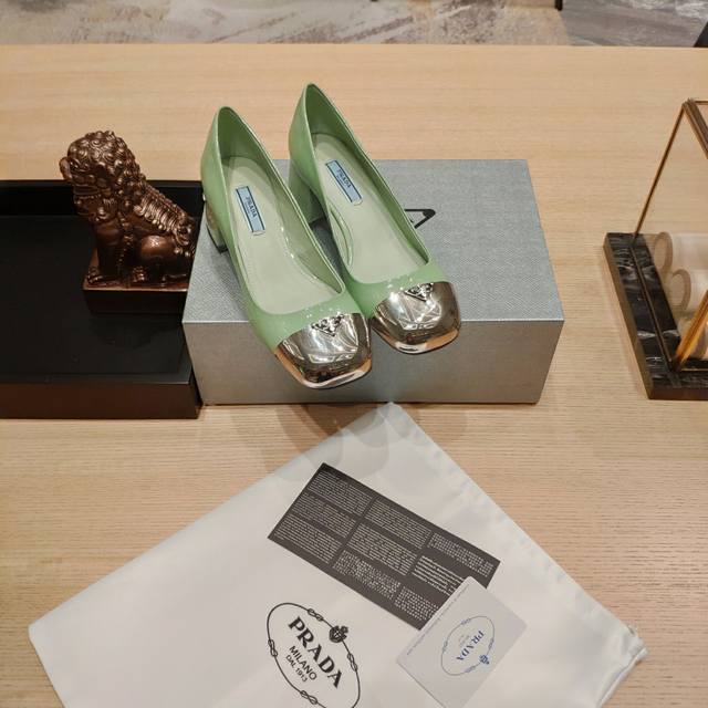 顶级包装配套最高版本 Prada 普拉达新品， 顶级版本 实力来袭！Prada Glow限时店很闪亮的单品 原版鞋头玛丽珍单鞋形状圆形铁头 系列： “Prada