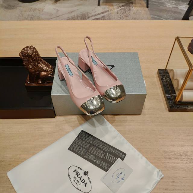 顶级包装配套最高版本 Prada 普拉达新品， 顶级版本 实力来袭！Prada Glow限时店很闪亮的单品 原版鞋头玛丽珍单鞋形状圆形铁头 系列： “Prada