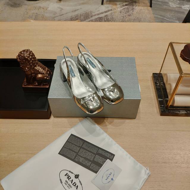 顶级包装配套最高版本 Prada 普拉达新品， 顶级版本 实力来袭！Prada Glow限时店很闪亮的单品 原版鞋头玛丽珍单鞋形状圆形铁头 系列： “Prada