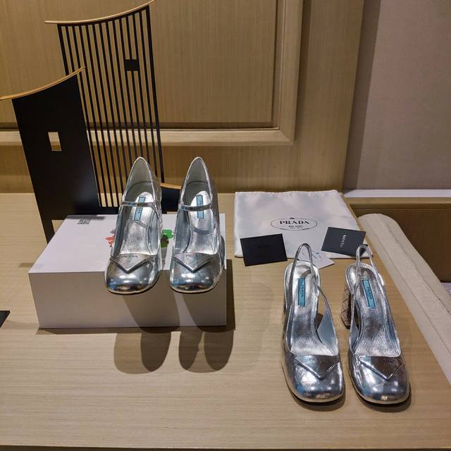 皮扣款亮皮面 顶级包装配套最高版本 Prada 224普拉达春夏新品， 顶级版本 实力来袭！Prada Glow限时店很闪亮的单品 玛丽珍单鞋 9Cm银高跟，银