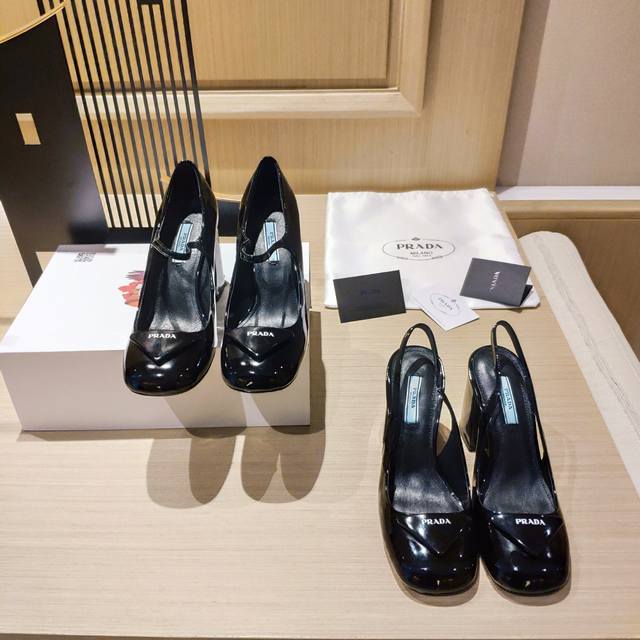 皮扣款亮皮面 顶级包装配套最高版本 Prada 224普拉达春夏新品， 顶级版本 实力来袭！Prada Glow限时店很闪亮的单品 玛丽珍单鞋 9Cm黑漆高跟，