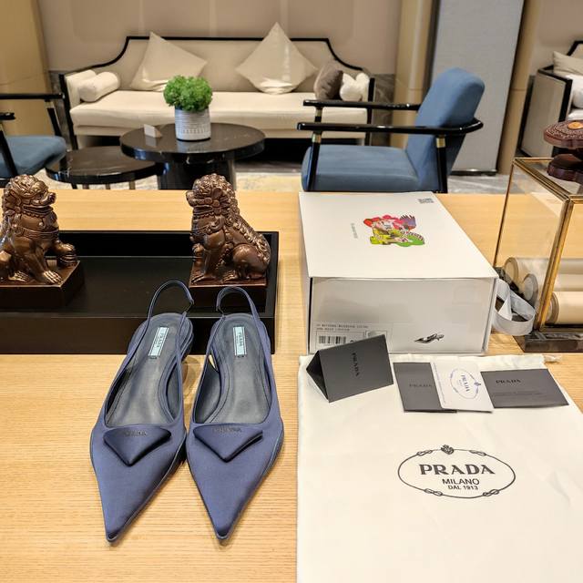 猫跟成形底穆勒鞋 顶级包装配套最高版本 Prada 普拉达春夏新品， 顶级版本 实力来袭！官方原版真丝绸缎版本。 当红巨星金晨同款凉鞋，时髦百搭nice单品，意