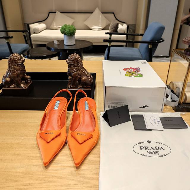 猫跟成形底穆勒鞋 顶级包装配套最高版本 Prada 普拉达春夏新品， 顶级版本 实力来袭！官方原版真丝绸缎版本。 当红巨星金晨同款凉鞋，时髦百搭nice单品，意