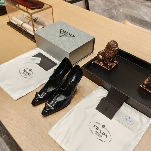 顶级包装配套最高版本 Prada 224普拉达新品， 顶级版本 实力来袭！ Prada24 23Ss“T台秀款”,订购会最火爆的大粗跟,坡跟单鞋、靴子系列。 单