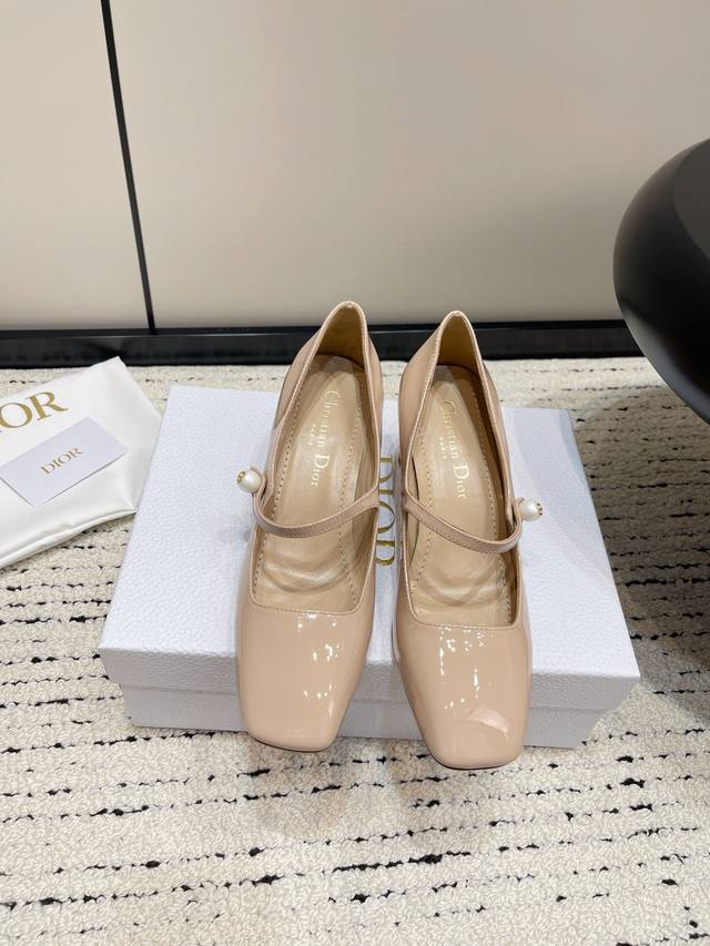 Dior24Ss早春新款jolie Dio*珍珠扣方头玛丽珍单鞋 这款 Jolie Dio* 玛丽珍单鞋融入 Dio* 优雅的经典标识，重新诠释经典的玛丽珍鞋。