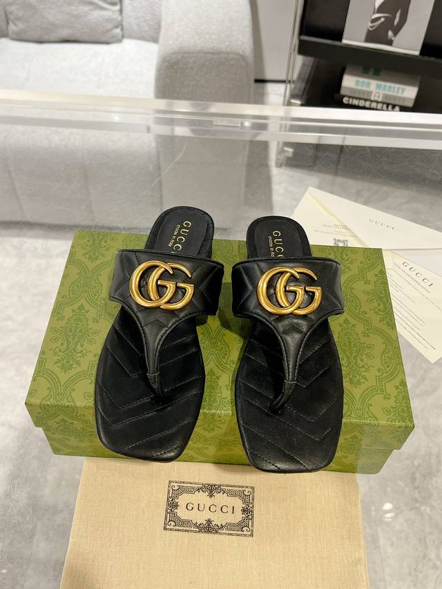 Gucci 双g夹趾凉鞋 Gg Marmont系列在每一季都于经典之中融入新意。这款平底凉鞋的内底和鞋面均以白色夹薄绒绗缝v型皮革打造，正面匠心缀饰经典双g图案