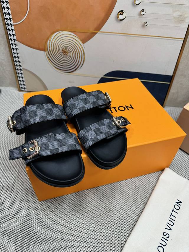 情侣款 Louis Vuitton 顶级版本最新走秀款平底凉鞋 香港原版购入一比一开模 本款sienna凉鞋为拉菲草刺绣lv字母和monogram花卉，与进口羊