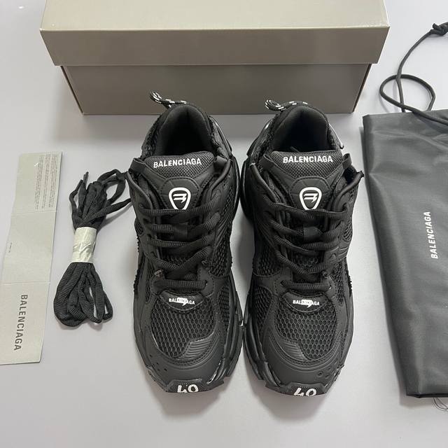 纯原balenciaga 巴黎世家-Runner、是通过溢胶、做旧、缝线等细节，展示了设计师 Demna 的运动鞋风格，用一双 旧鞋 传递复古感，后侧板、翘起的