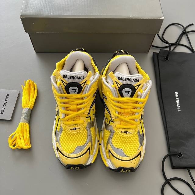 纯原balenciaga 巴黎世家-Runner、是通过溢胶、做旧、缝线等细节，展示了设计师 Demna 的运动鞋风格，用一双 旧鞋 传递复古感，后侧板、翘起的