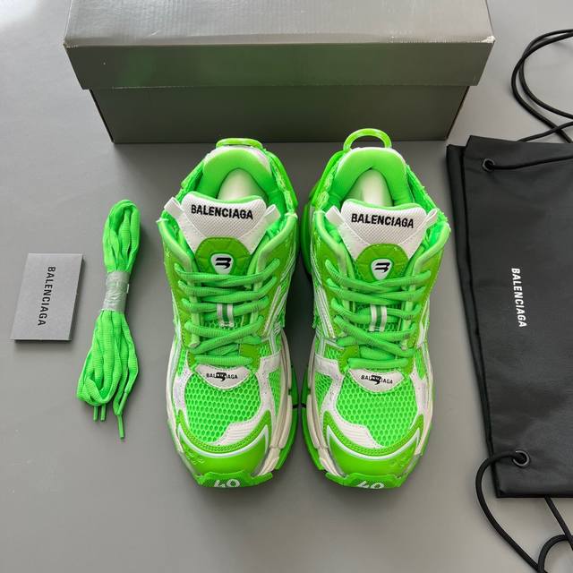 纯原balenciaga 巴黎世家-Runner、是通过溢胶、做旧、缝线等细节，展示了设计师 Demna 的运动鞋风格，用一双 旧鞋 传递复古感，后侧板、翘起的