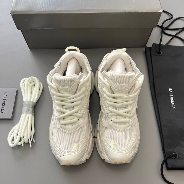 纯原balenciaga 巴黎世家-Runner、是通过溢胶、做旧、缝线等细节，展示了设计师 Demna 的运动鞋风格，用一双 旧鞋 传递复古感，后侧板、翘起的