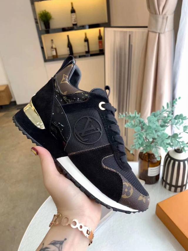 女款：码数35-40 41可订做 。 男款可定做，不退不换。码数38-45， 。 Louis Vuitton 路易威登 2018专柜同步运动休闲鞋！采用高丝光牛